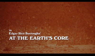 Header Critique : AT THE EARTH'S CORE  (CENTRE TERRE : SEPTIEME CONTINENT)