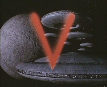 Header Critique : V : LA SERIE TV (VOLUME 1)