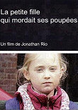 LA PETITE FILLE QUI MORDAIT SES POUPEES
